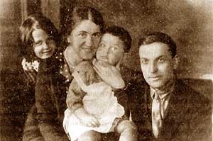 Лев Семенович Выготский c семьей. Фотография из домашнего архива