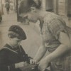 Галина Амосовна собирает дочь в школу в 1-й класс. У дома в Земледельческом переулке. 1939 г.