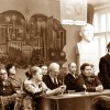 За столом слева направо: Б.Д. Корсунская, А.Г. Зикеев, Т.А. Власова, М.Д. Чавушьян, О.М. Соловьева