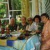 Слева направо: Настенька, Е.Яхнина, Г.Зайцева, Н.Губарева, Е.Кузьмичева, А.Салахова, Е.Дворцова, А.Баулина. Лето 2001 года.