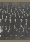 Ф.А. Рау (в третьем ряду в центре) и Н.А. Рау (во втором ряду слева) со слушателями. 1926 г.